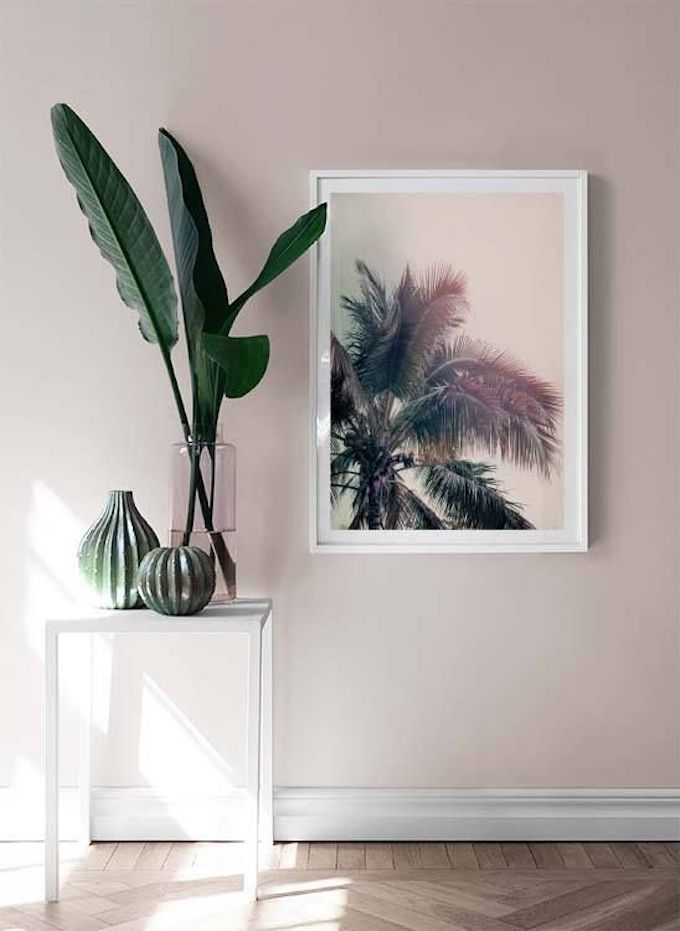 affiche cadre palmier mur rose parquet bois chevron table haute blanche