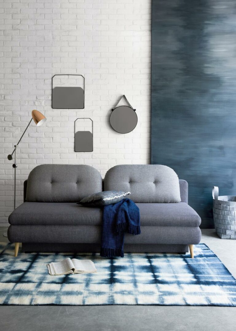 canapé banquette convertible gris scandinave tapis tie and dye bleu
