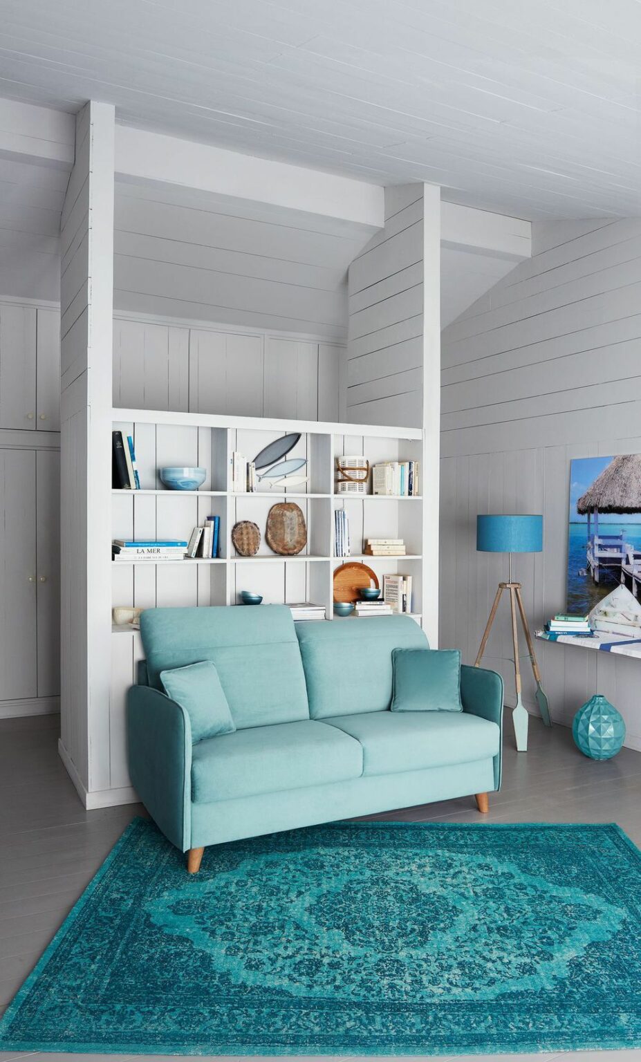 canapé bleu pastel tapis vintage bleu deco nordique mur bois blanc