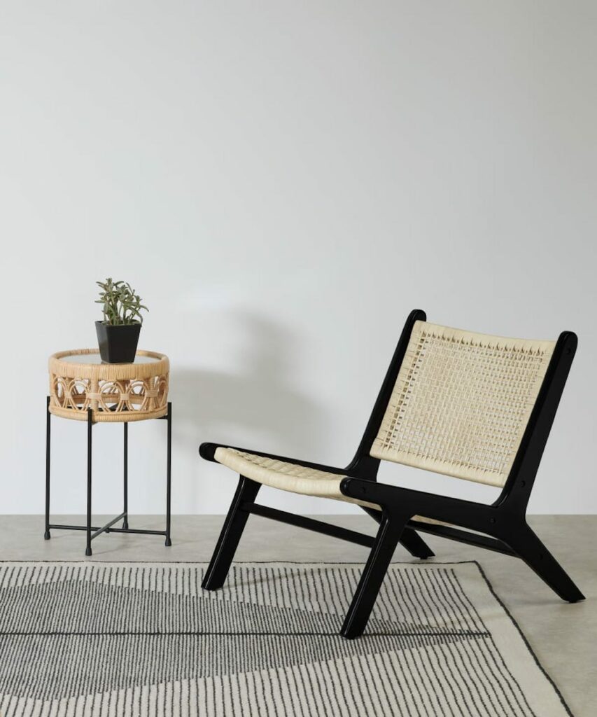 chaise fauteuil d'appoint noir cannage tapis tableau noir blanc deco sobre minimaliste