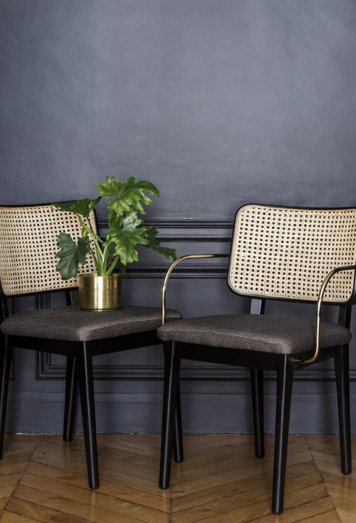 chaise haute grise noir laiton cannage parquet bois moulure mur noir deco tendance