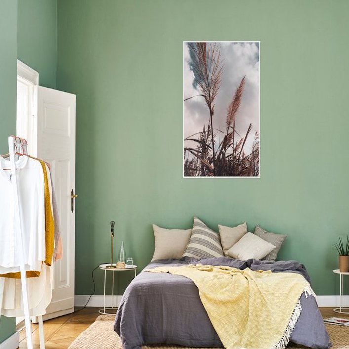 chambre lit double gris mur vert portant vêtement blanc tapis fibre naturelle