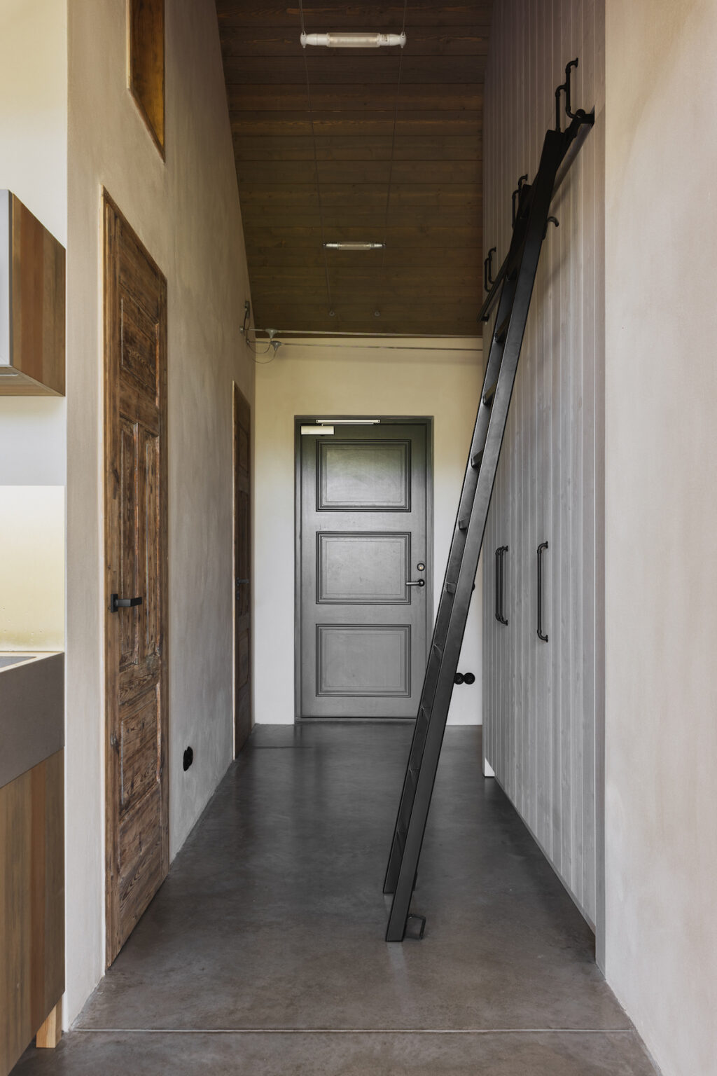 couloir bien agencé sol béton placard encastré