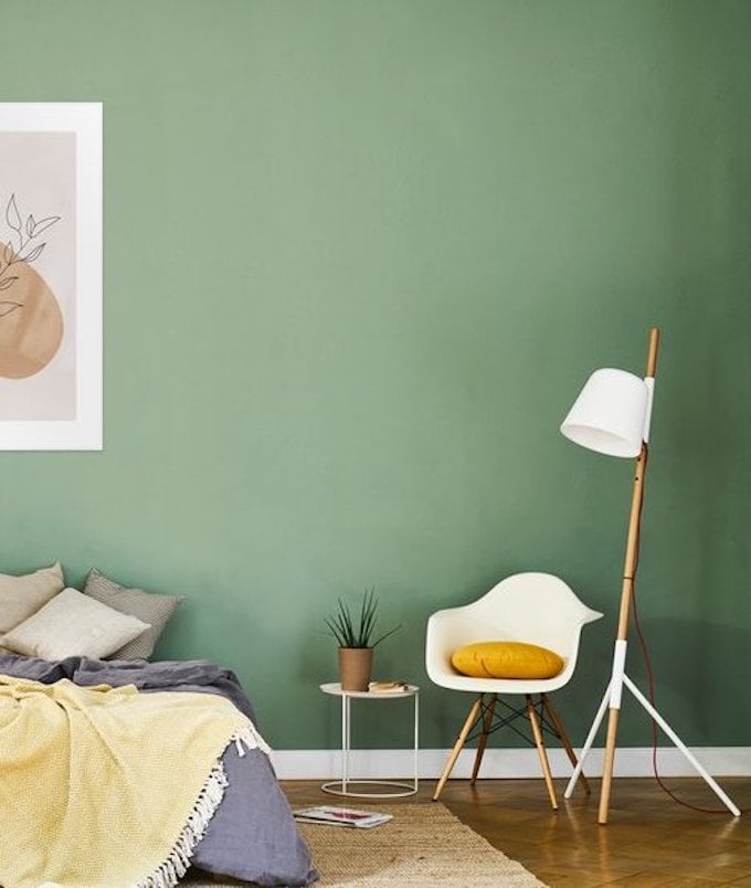 deco chambre mur vert chaise blanche tapis fibre naturelle