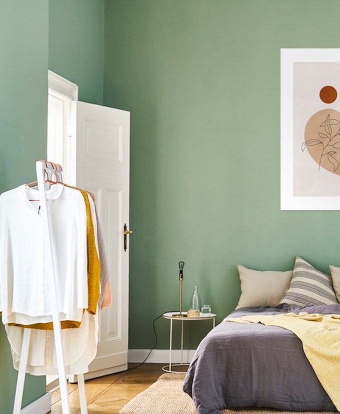 deco chambre mur vert portant blanc tapis fibre naturelle