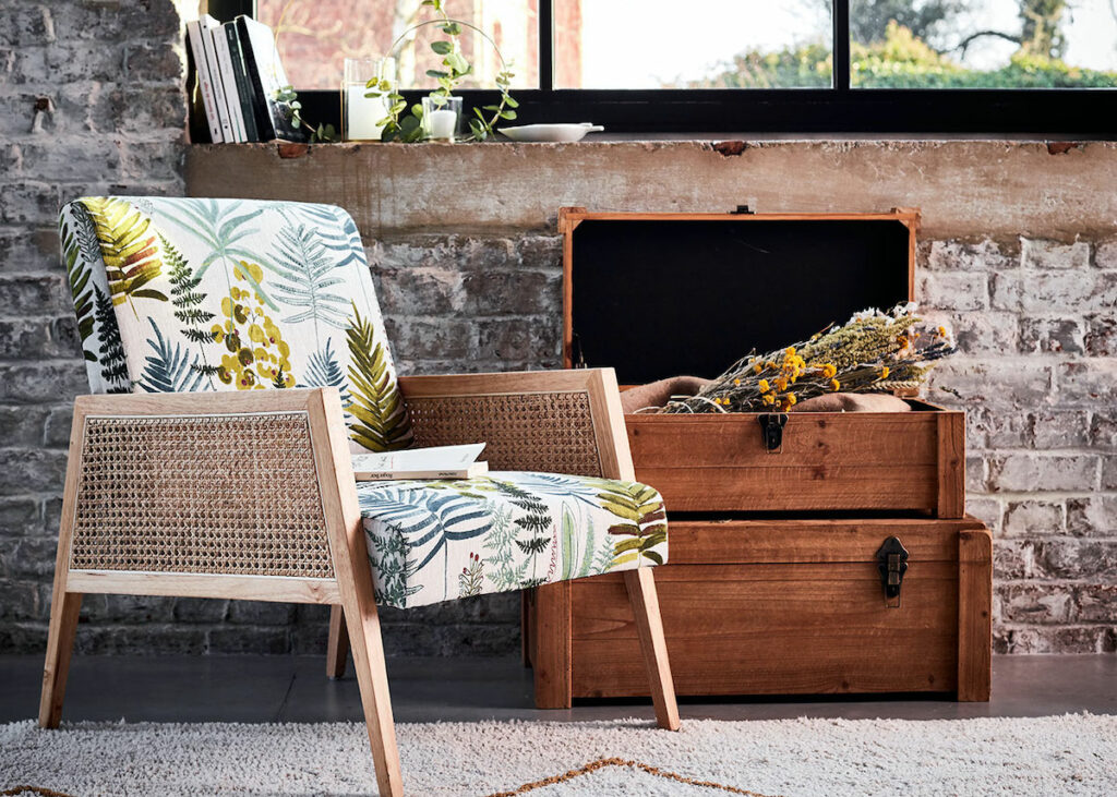 fauteuil cannage vintage mur brique tapis beige