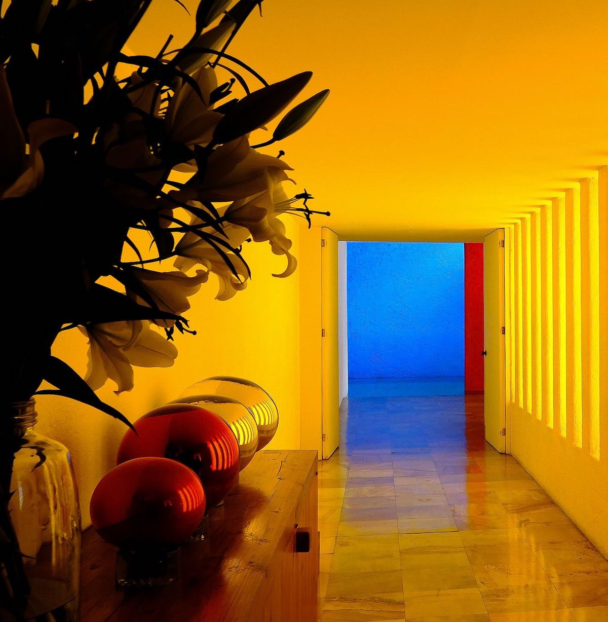 maison contemporaine colorée rayons lumineux jaune