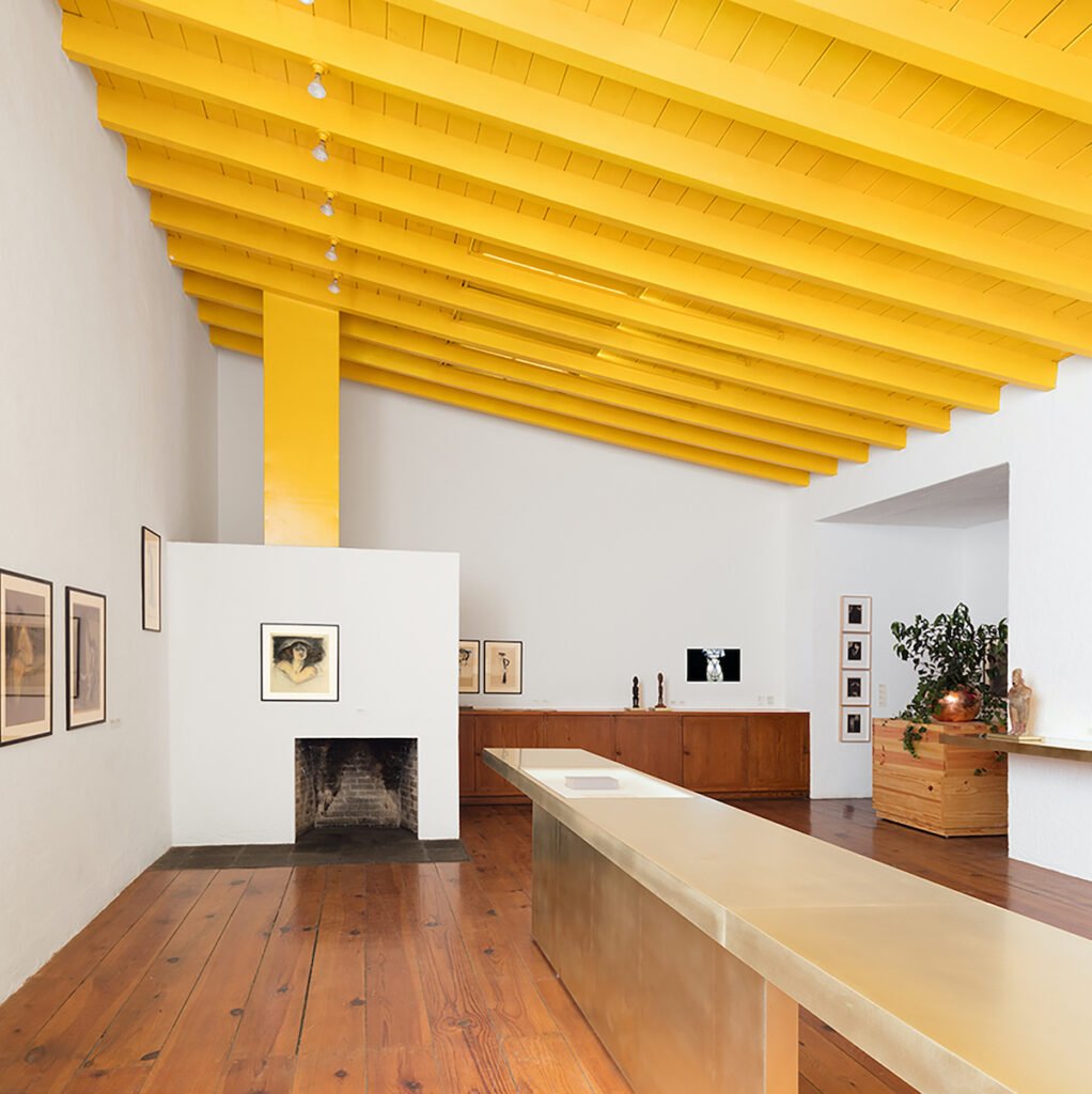 maison d'architecte mexicain moderne lumineux parquet bois plafond jaune
