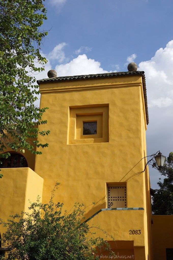 maison rectangulaire Mexique murs jaunes arbres verts déco extérieure