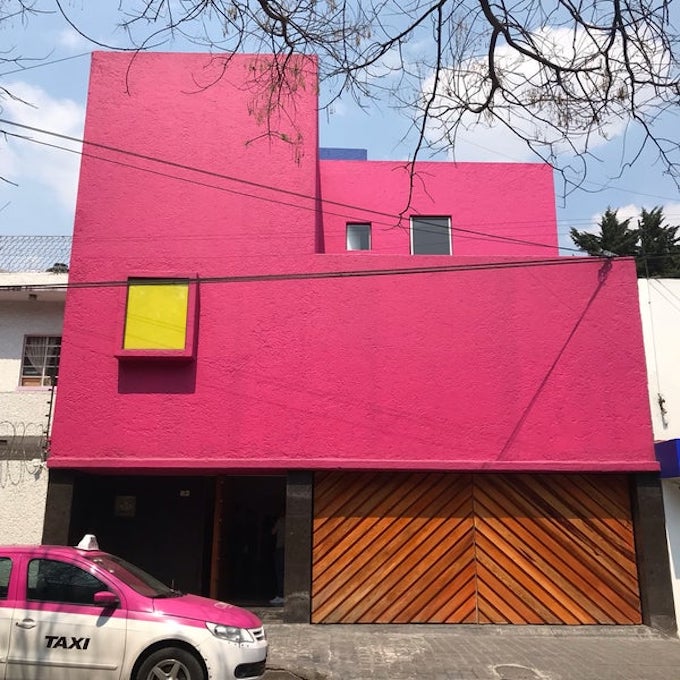 porte bois effet chevron mur rose fenêtre jaune architecture contemporaine