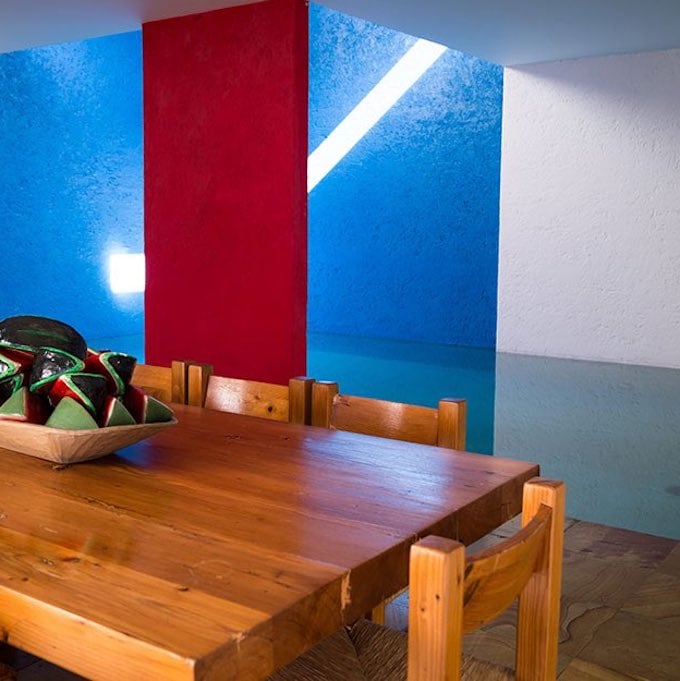 salle à manger piscine intérieure table bois rectangle