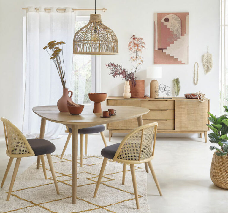 salon lumineux pastel rose gris chaise cannage mobilier boisé