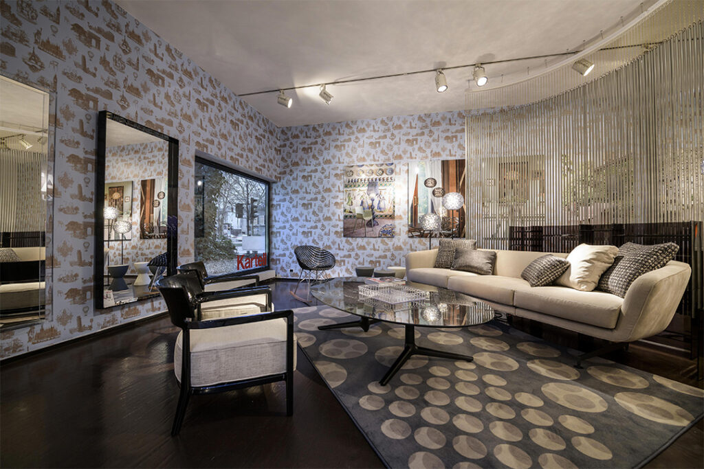 bien choisir la disposition de son canapé betty boop Kartell beige