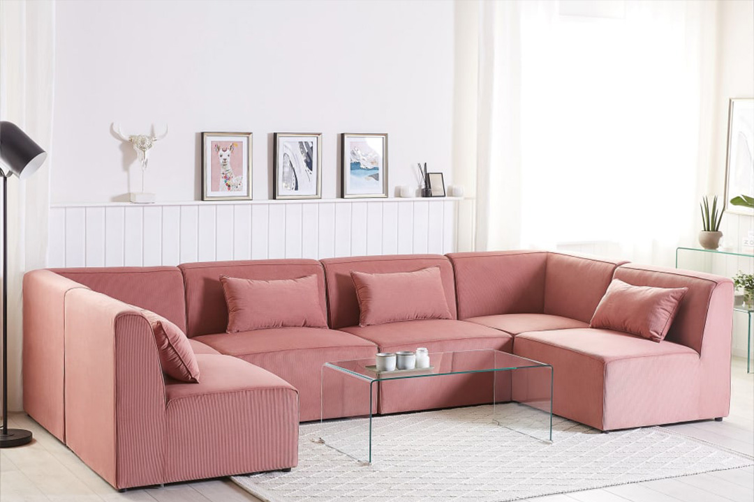 Comment bien positionner son canapé dans son salon panoramique modulable 6 places en velours cotêlé rose