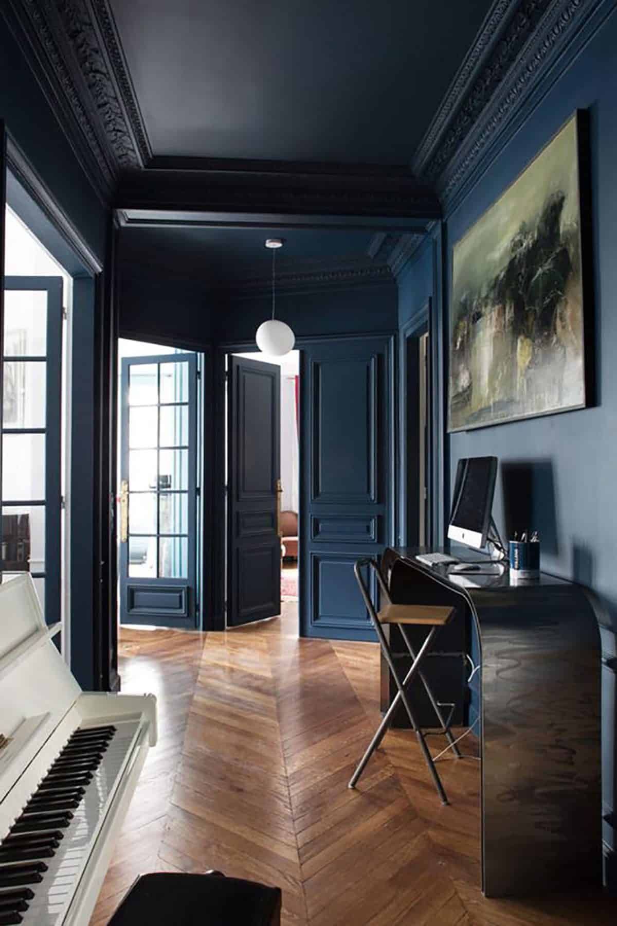 couloir bleu fonce parquet chevron bois piano table haute noir deco élégante