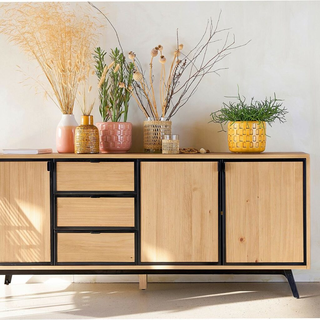 décoration accumulation vase coloré buffet bas rangement bois noir