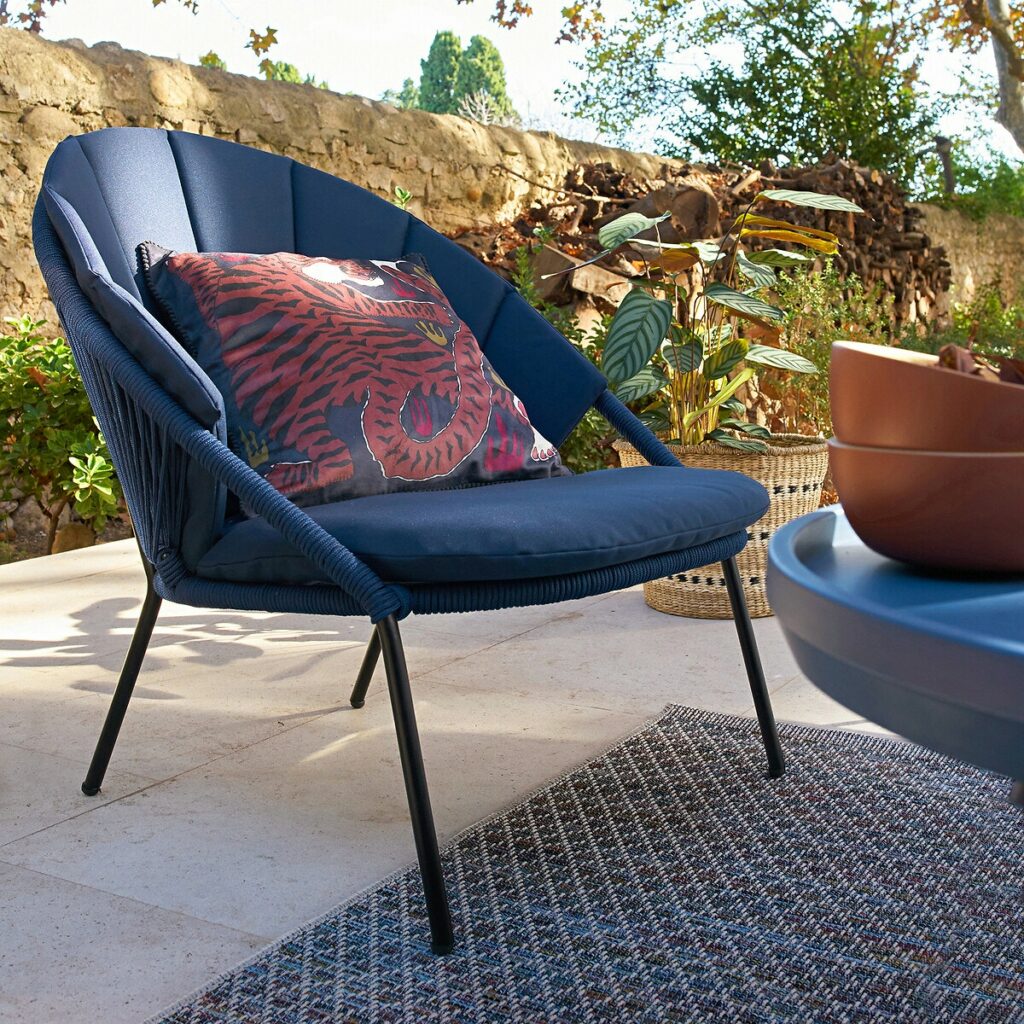 Fauteuil pieds métal coussins bleu assise corde confortable extérieur