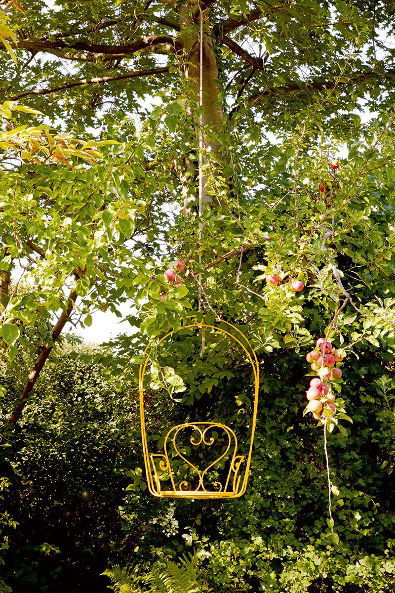 fauteuil suspendu jardin rétro jaune déco romantique mariage nature
