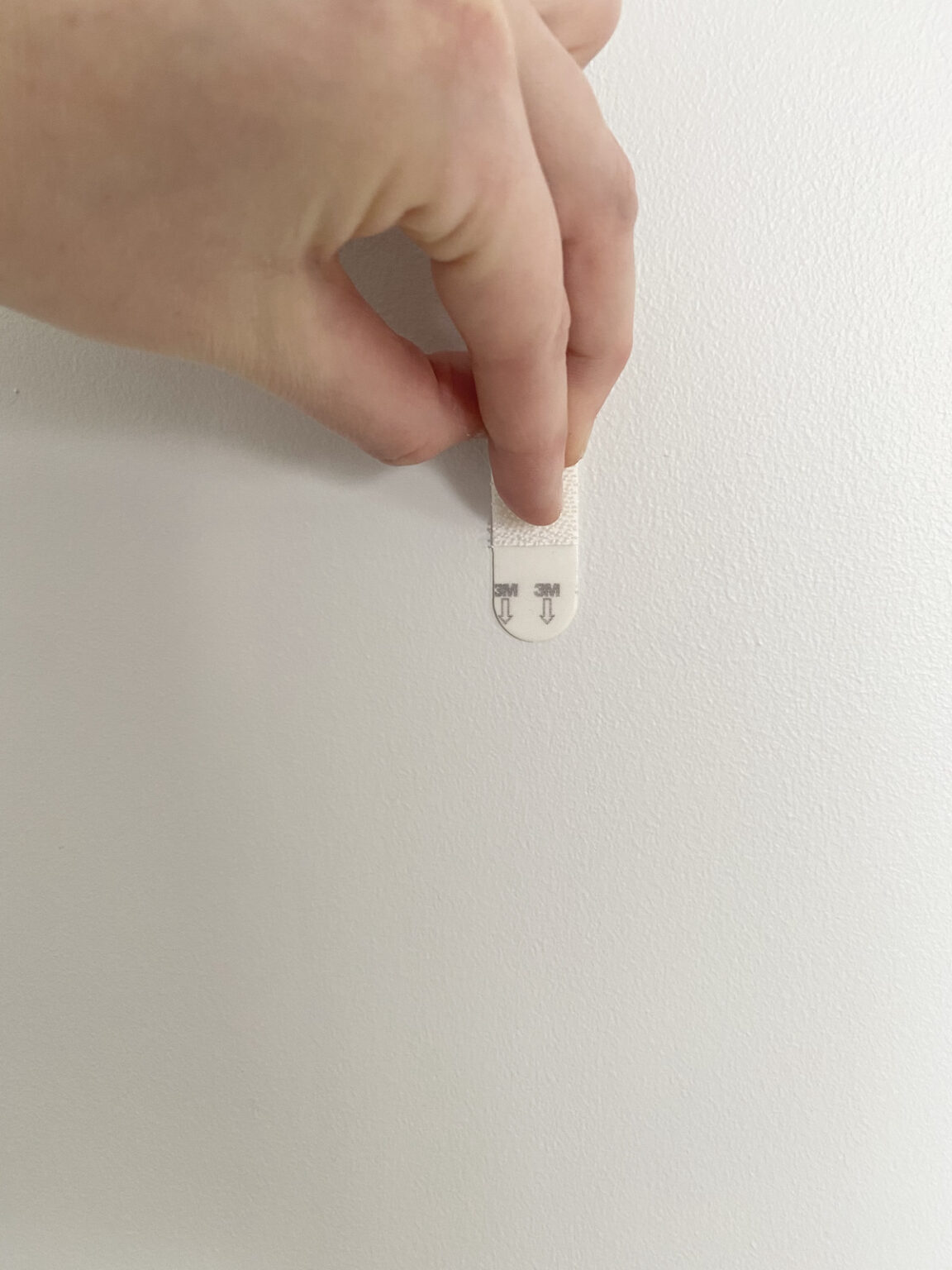 fixer décoration murale sans percer clou astuce