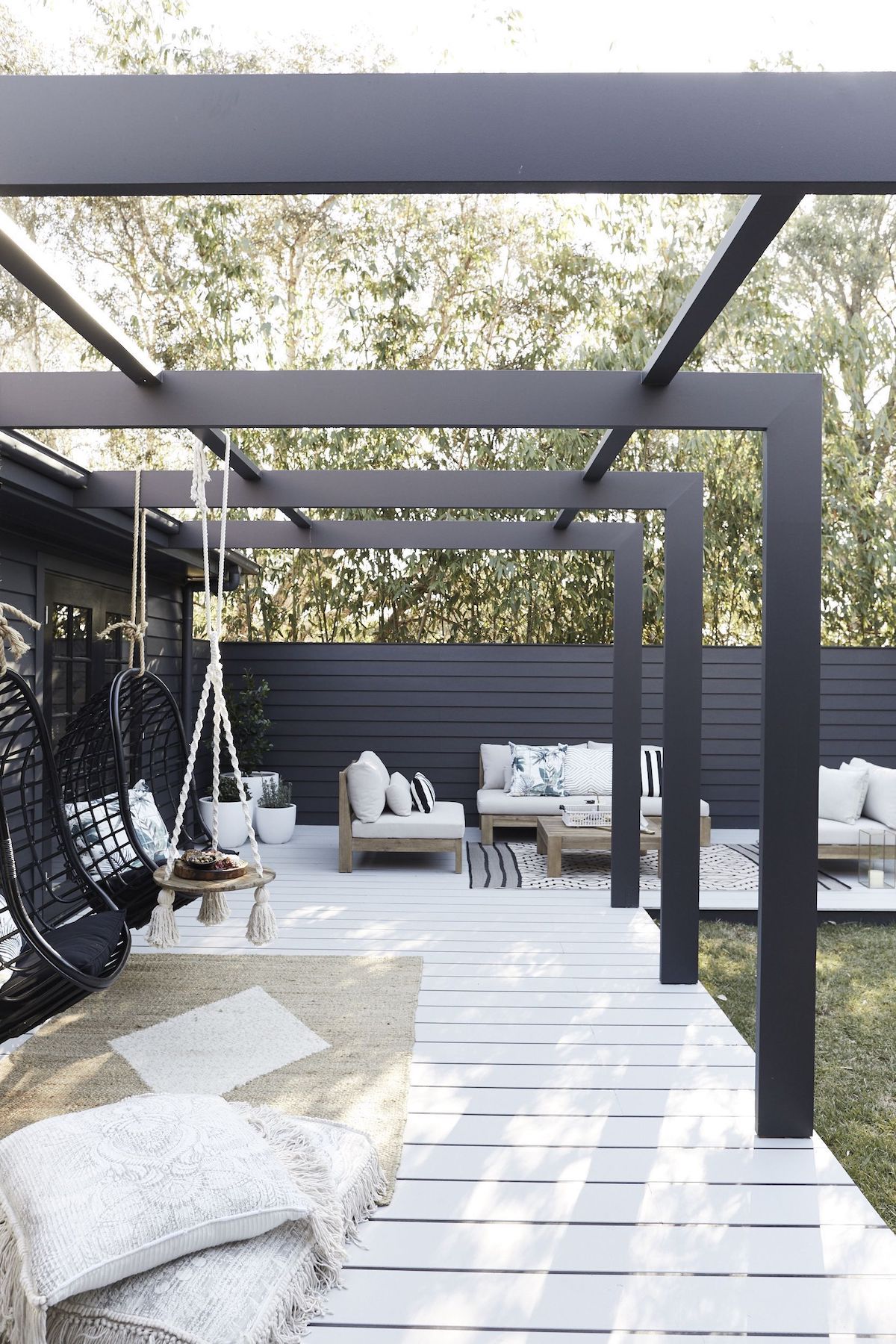 pergola noir terrasse bois blanche tapis chanvre beige