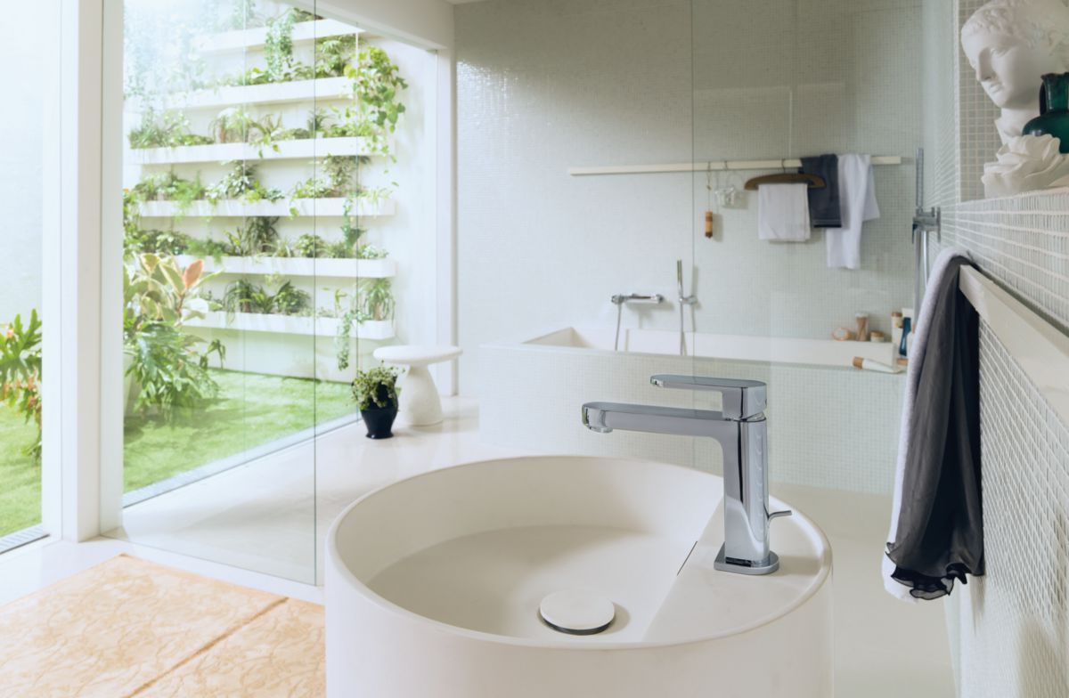 salle de bains zen minimaliste ouverte jardin transparente