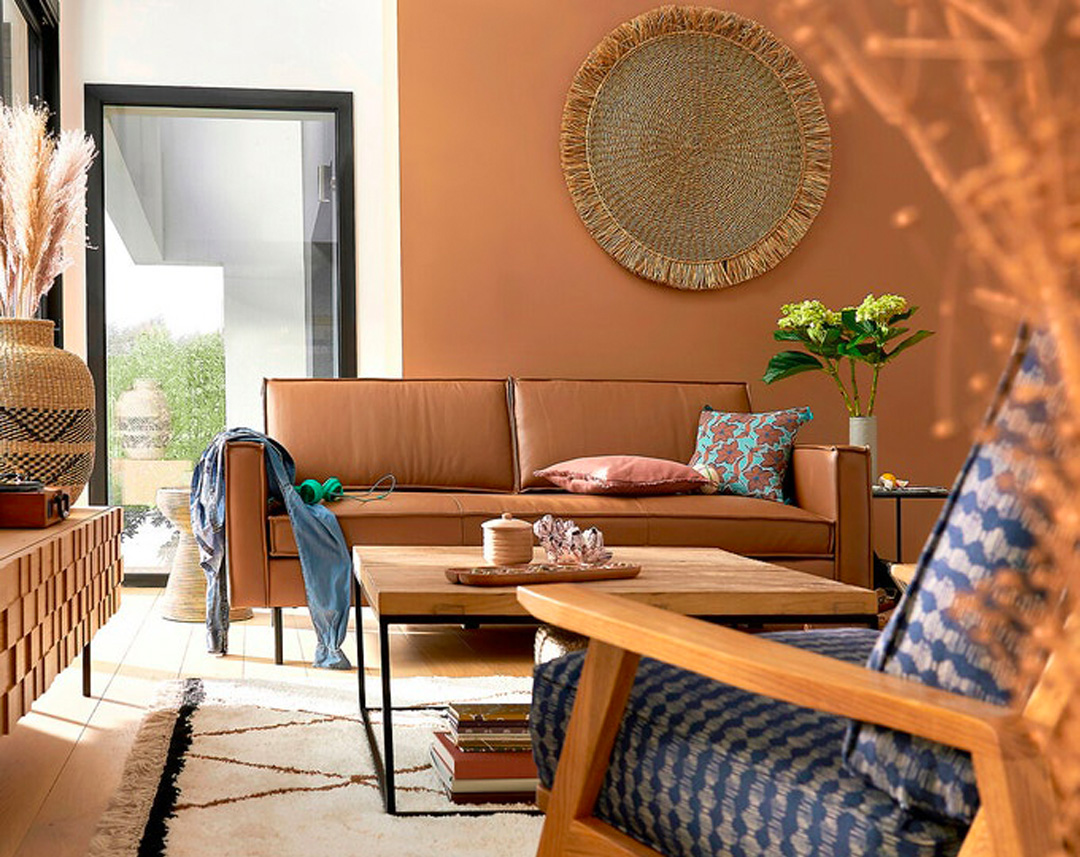 salon canapé contre un mur disposition petite pièce mur orange