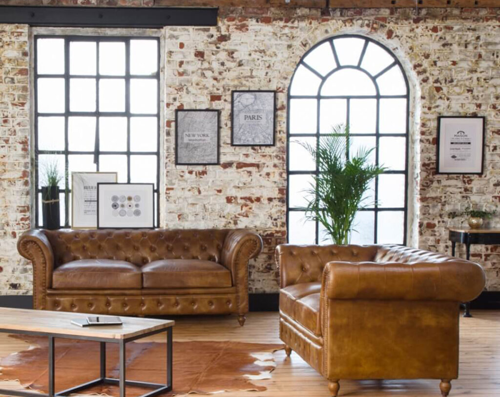 Comment bien positionner son canapé dans son salon sous une fenêtre