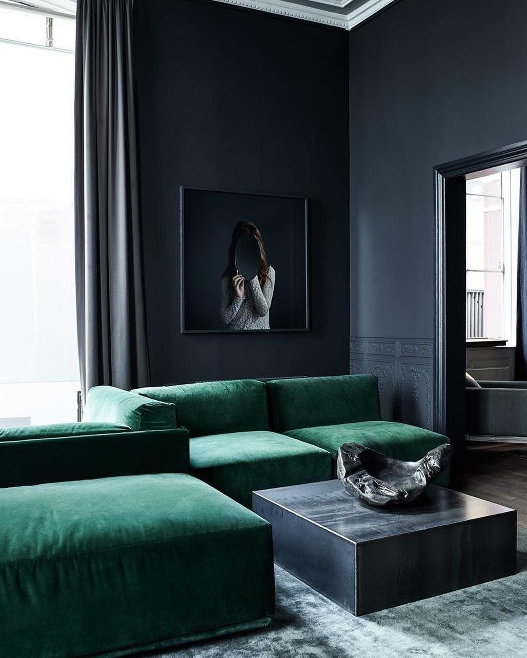salon canapé vert sapin velours table basse marbre tapis gris deco design moderne