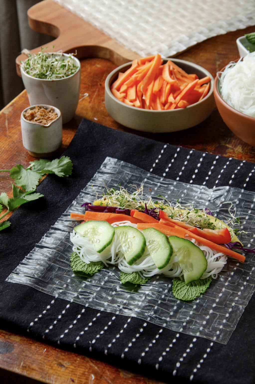 technique pour façonner rouleaux de printemps vegan aux légumes croquants