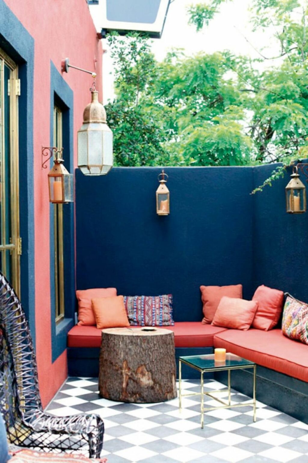 terrasse bleu marine rouge banquette lanterne