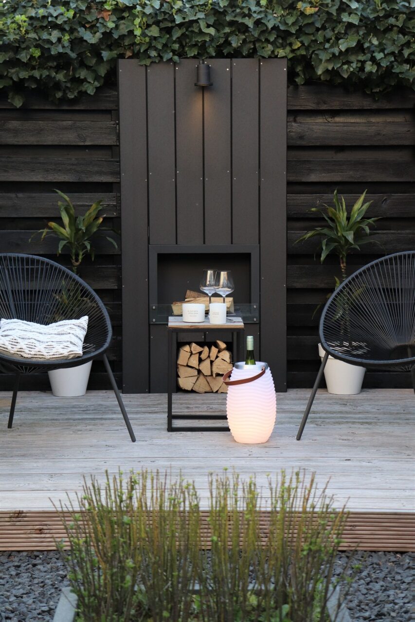 terrasse noire chaise ronde bois verdure