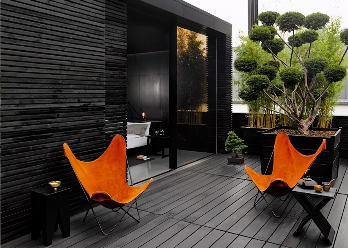 terrasse noire fauteuil orange deco extérieure design moderne