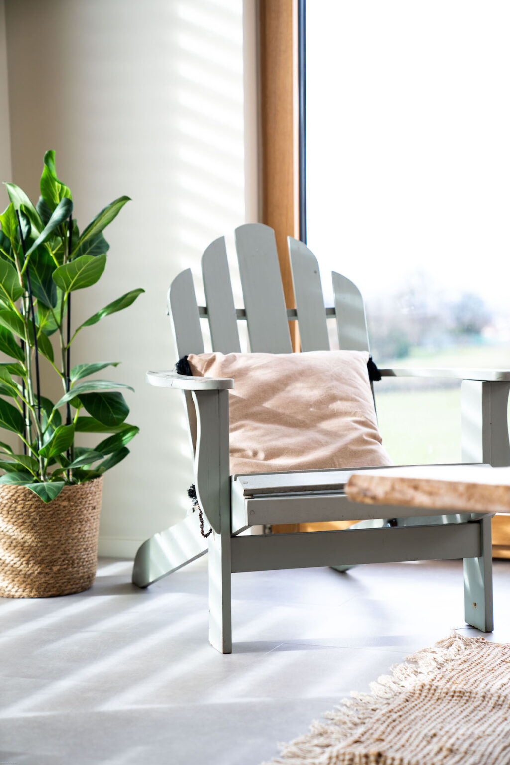 Tendance déco au salon japandi minimaliste fauteuil Adirondack