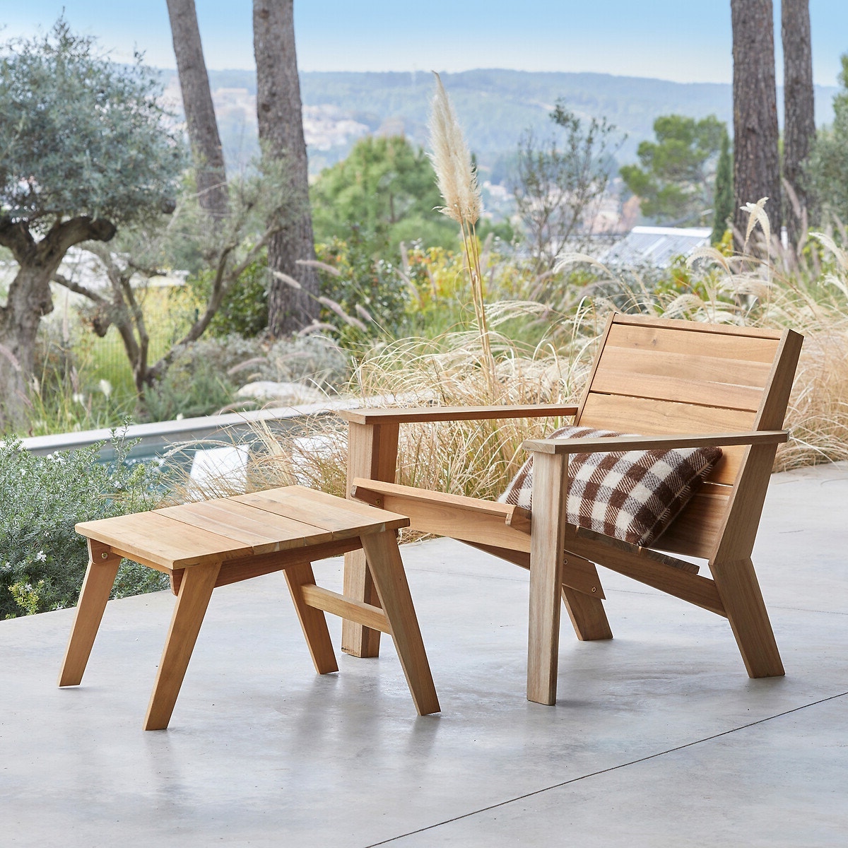 chaise longue en bois repose-pied minimaliste style japandi