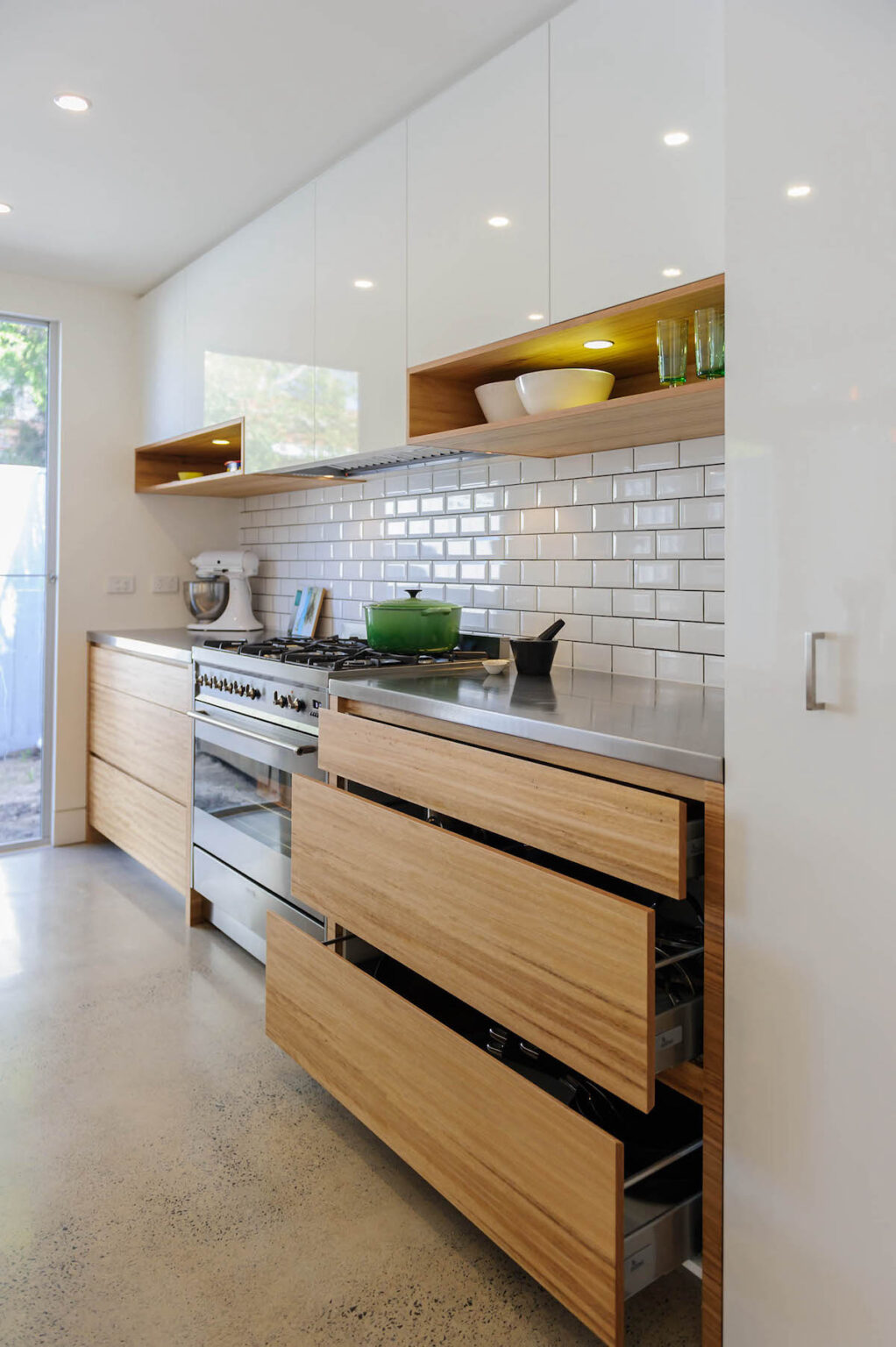 cuisine blanche bois clair mur brique deco lumineuse