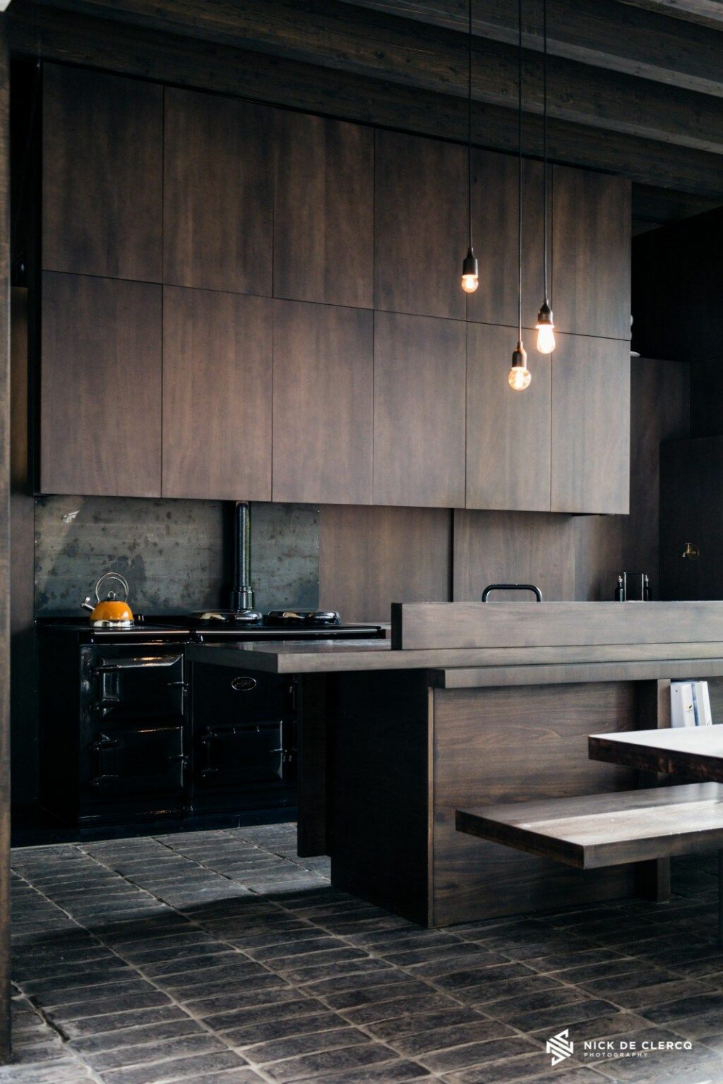 deco intérieure cuisine fonce bois sol pierre noir suspension métallique