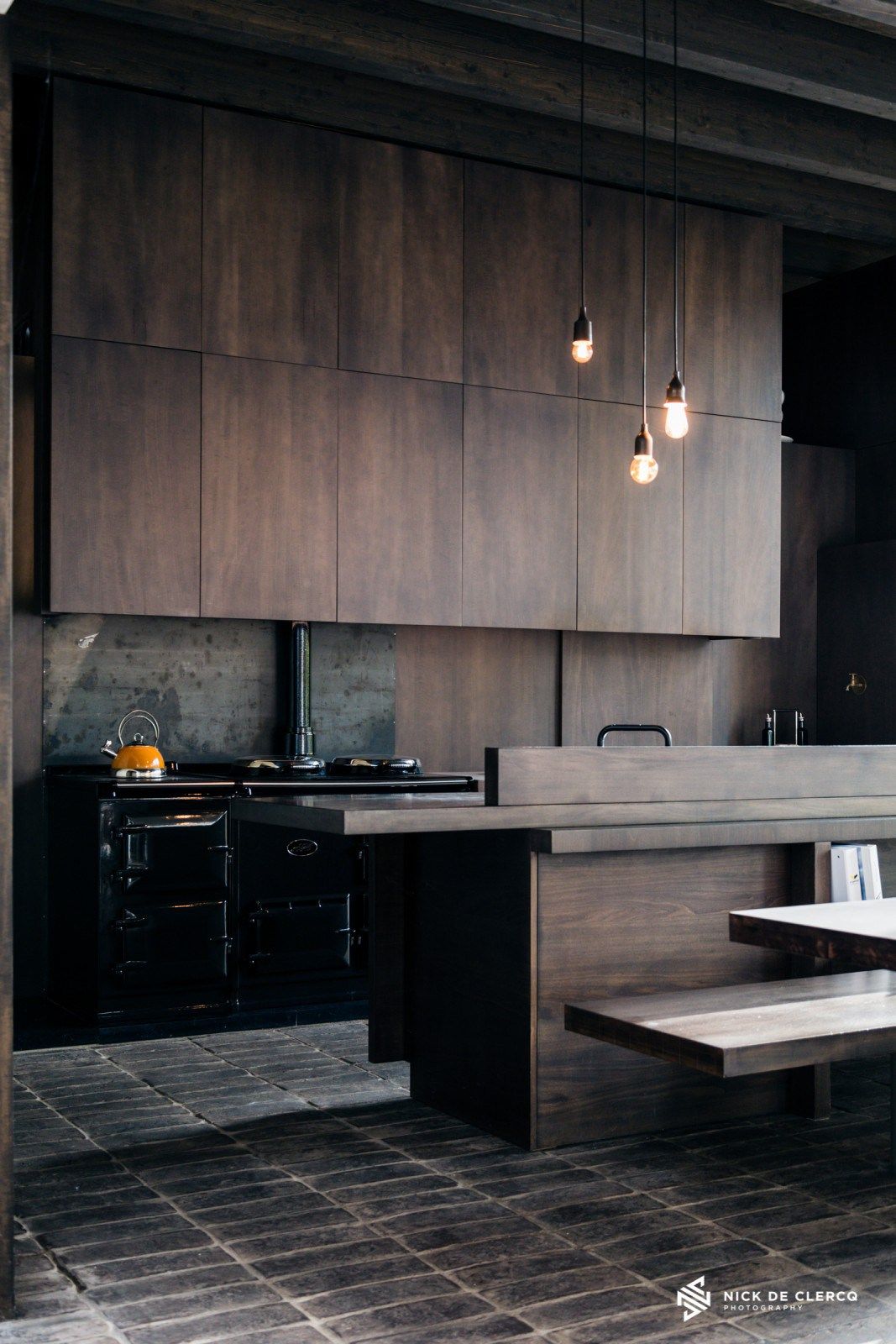 deco intérieure cuisine fonce bois sol pierre noir suspension métallique
