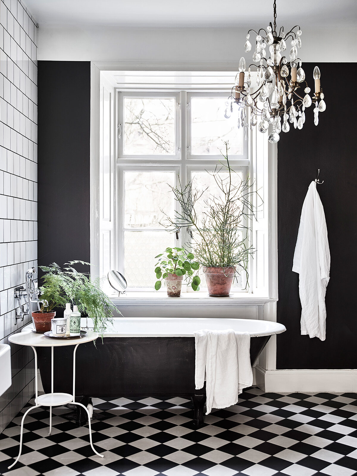 salle de bain deco damier noir blanc plante verte lustre baignoire