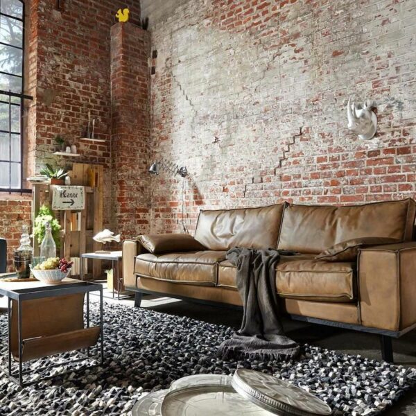 salon industriel mur brique rouge canapé cuir marron suspension métal noir