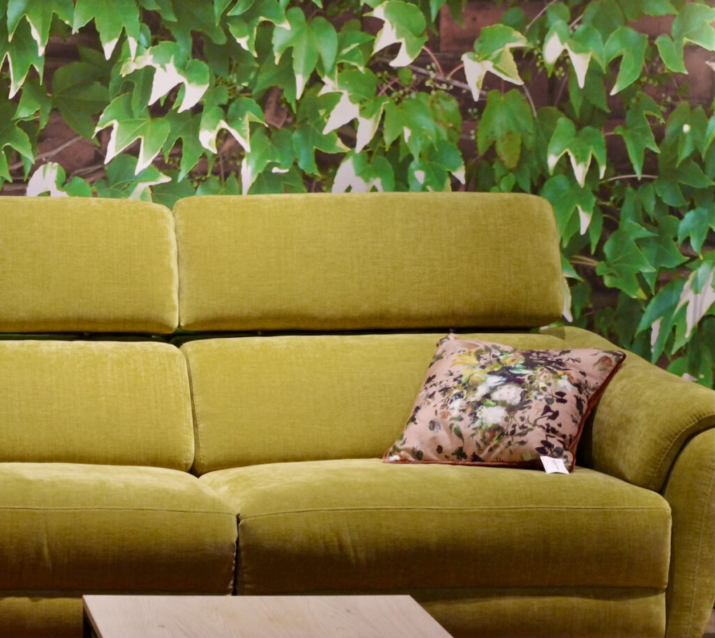 canapé velours jaune moutarde déco vitaminée salon