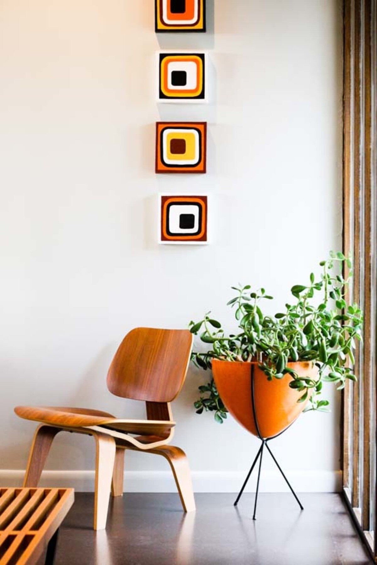 coin salon chaise bois mur de cadre rétro orange marron motif vintage