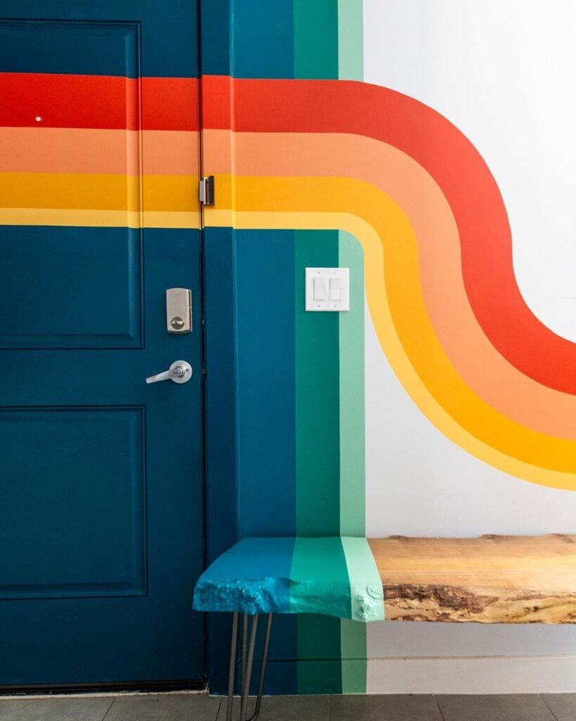 couloir bande colorée arc banc bois brut