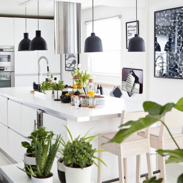 cuisine blanche moderne suspension noir plante verte deco intérieure