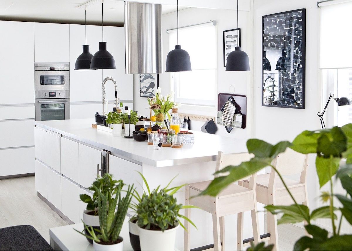 cuisine blanche moderne suspension noir plante verte deco intérieure