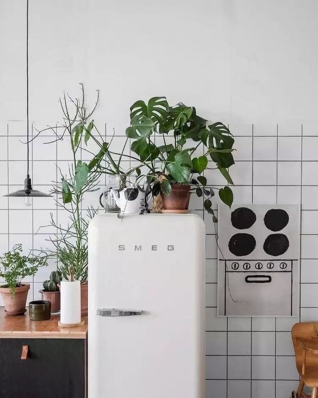 cuisine frigo blanc vintage carrelage mur plante verte deco scandinave