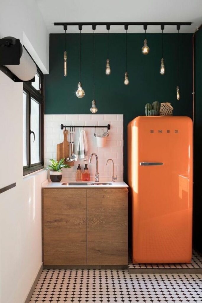 cuisine frigo orange sol damier noir et blanc mur vert sapin suspension laiton