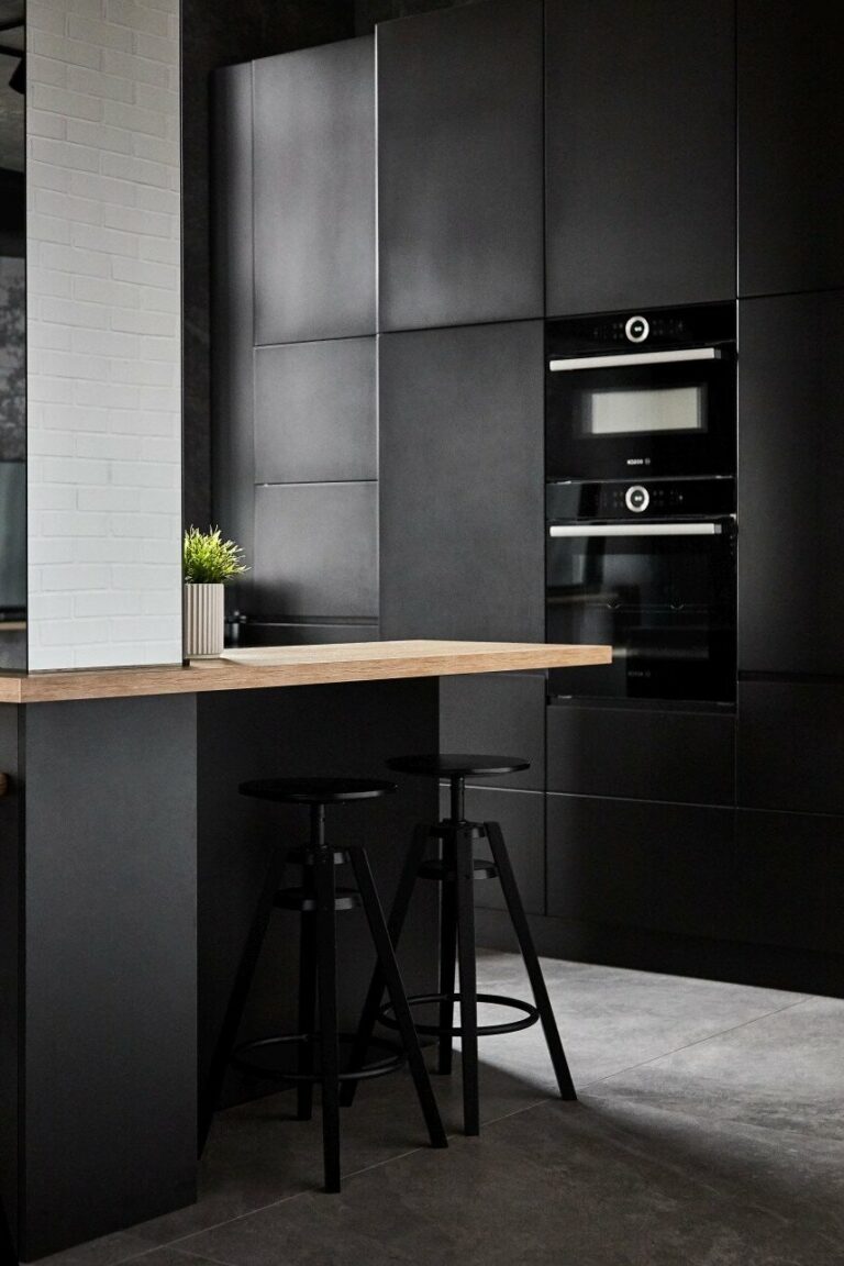 cuisine noire sol grès cérame béton ciré bar plan travail bois