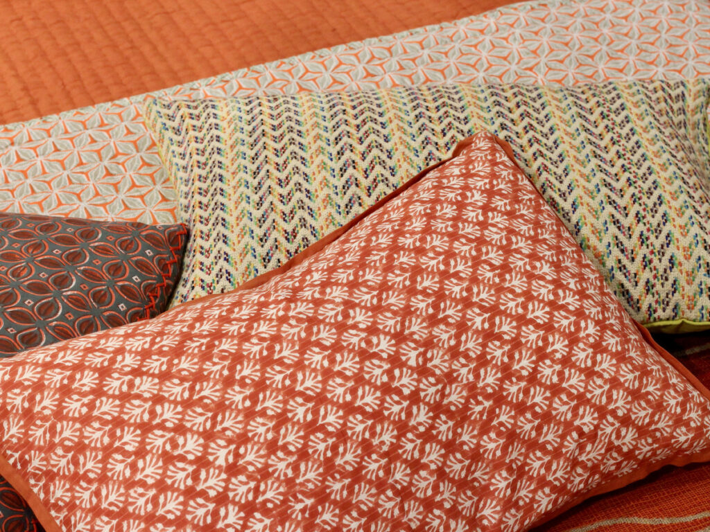 déco vitaminée lit orange coussin brodé - clem around the corner