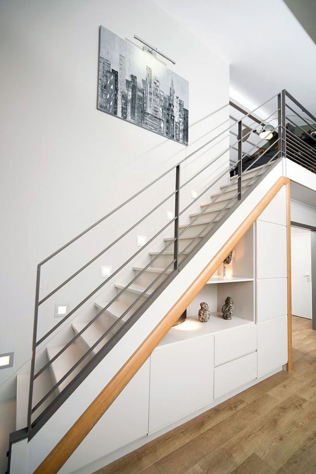 escalier blanc gris bois étagère placard rangement