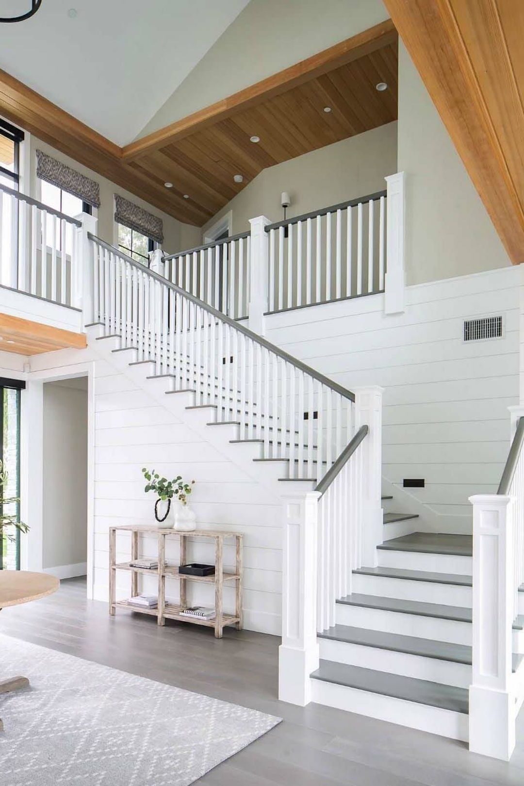 escalier blanc gris tapis géométrique hauteur sous plafond deco lumineuse